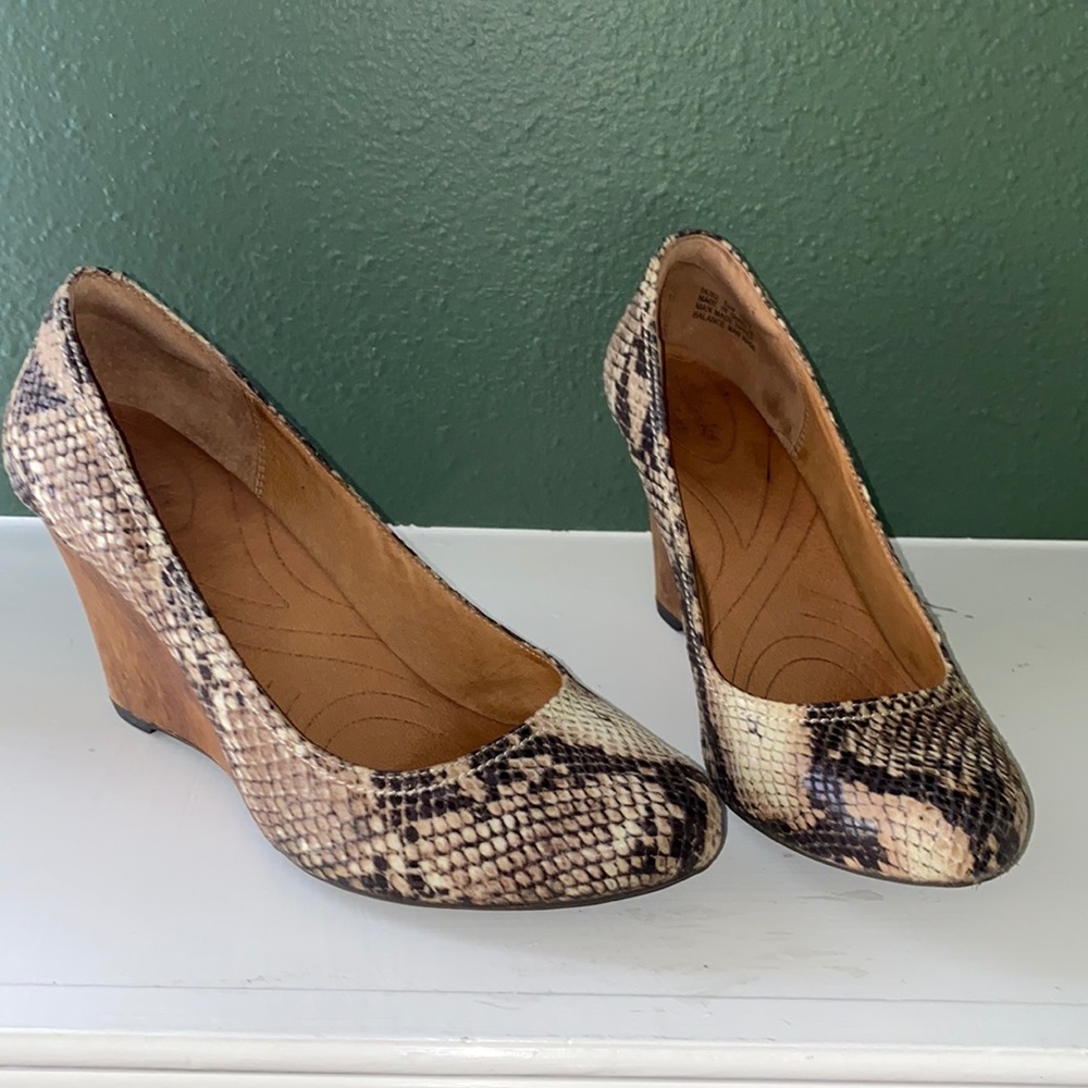 Wedge snake print shoes